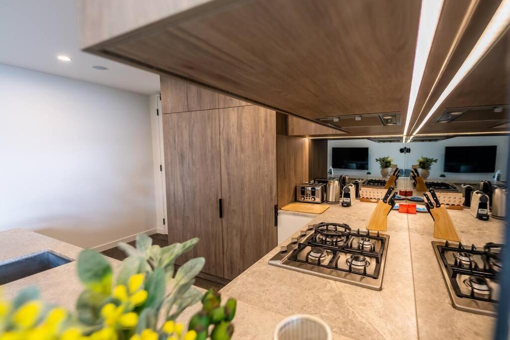 Luxury High-rise Apt With Pool And Parking *